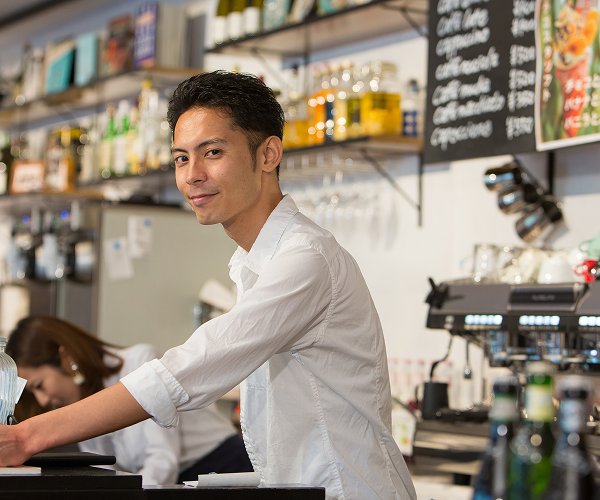 カフェのカウンターで働く男性