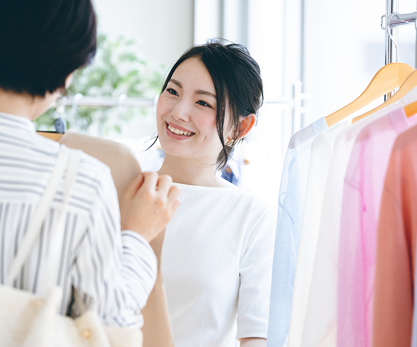 衣料品店で接客する女性